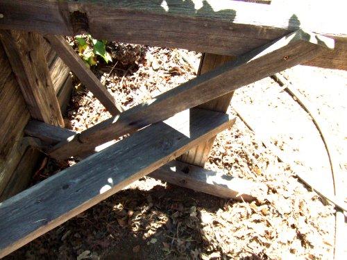 http://www.laspilitas.com/garden/howto/pictures/furniture/picnic-table-end-braces.JPG