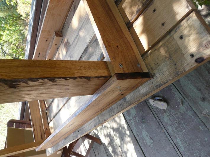The bottom of the pallet table,
