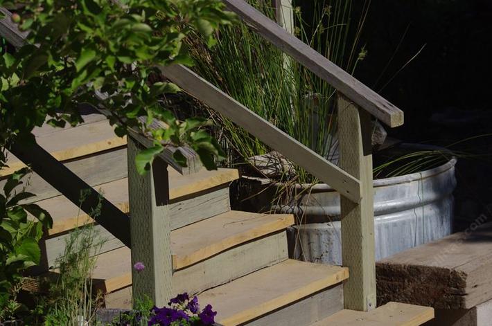 Since this step is less than three feet we really do ot need the hand rail, but in your are that may vary. I put a lower rail in for the little ones. - grid24_12