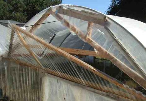 Large end vent on greenhouse. This end vent is 4 foot tall and 16 feet wide - grid24_12