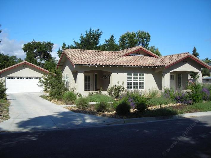 A home owner planting after 4 years in Northern san Luis Obispo County, Atascadero/Paso Robles. - grid24_12