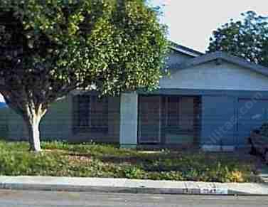 The before converting to native landscaping picture.