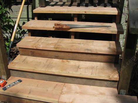 The little board under the steps adds a great deal of strength to the steps - grid24_12