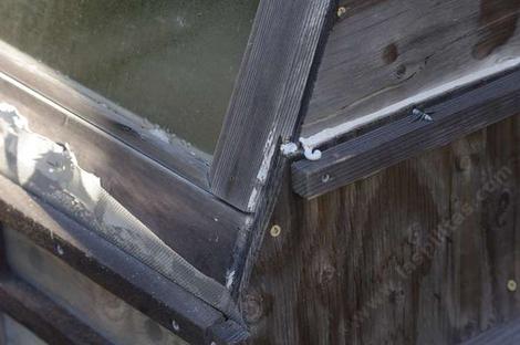 Old wooden windows make the easiest dry frame. You can attach right onto them. - grid24_12