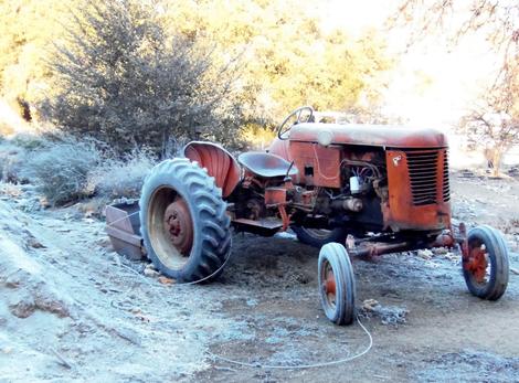 Notice the wires around the tractor. They was hot. Sure would have started me up if I'd tried to started it. - grid24_12