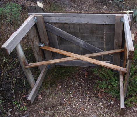 Notice the metal holding the 1-2 lath as the cross braces. The metal makes it easy to adjust the table to make it square. - grid24_12