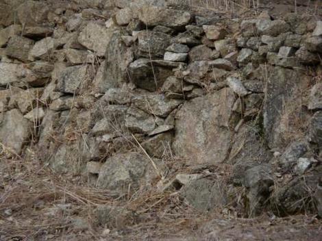 Dry stack wall, big rocks at bottom - grid24_12