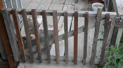 a small garden gate for a little deck - grid24_12