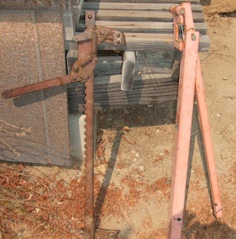 wire puller on left, and tee post puller - grid24_12